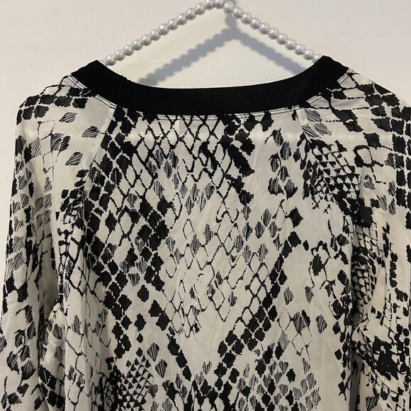 Trina Turk top Womens L Snakeskin Print office mature Pullover Top silk READ - Picture 6 of 7